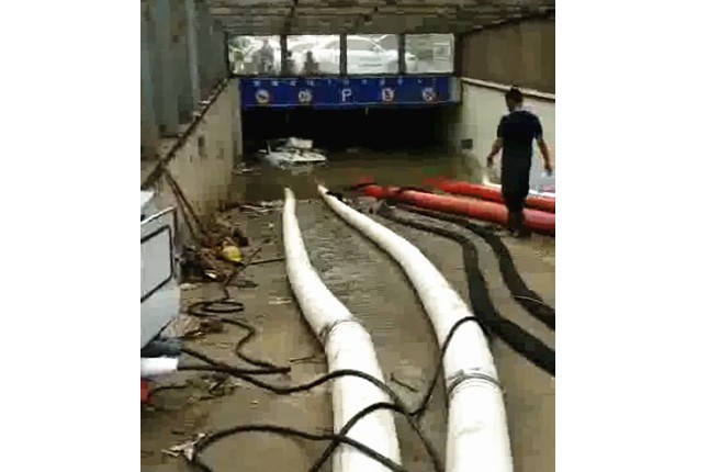 二環(huán)支路沙口路，山東消防兩臺(tái)，我們?nèi)_(tái)潛水泵同時(shí)運(yùn)行，一切正常了